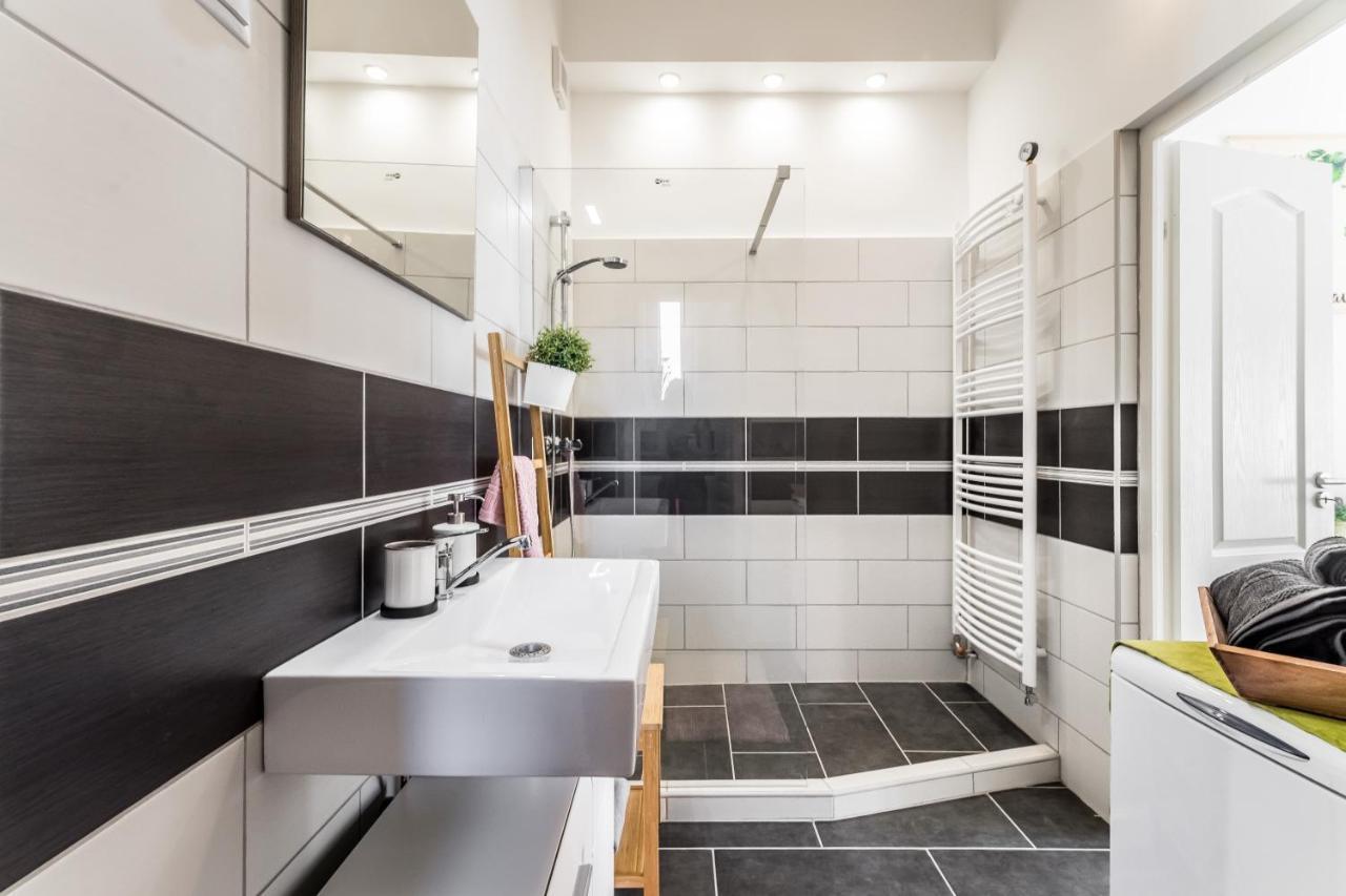 Sun-Splashed Retreat In The Heart Of A Vibrant Quarter Βουδαπέστη Εξωτερικό φωτογραφία
