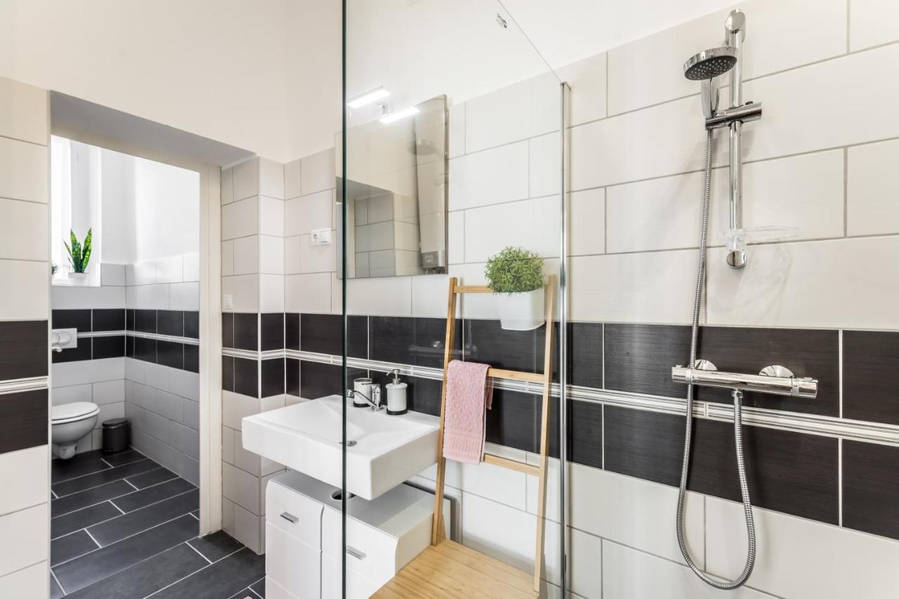 Sun-Splashed Retreat In The Heart Of A Vibrant Quarter Βουδαπέστη Εξωτερικό φωτογραφία
